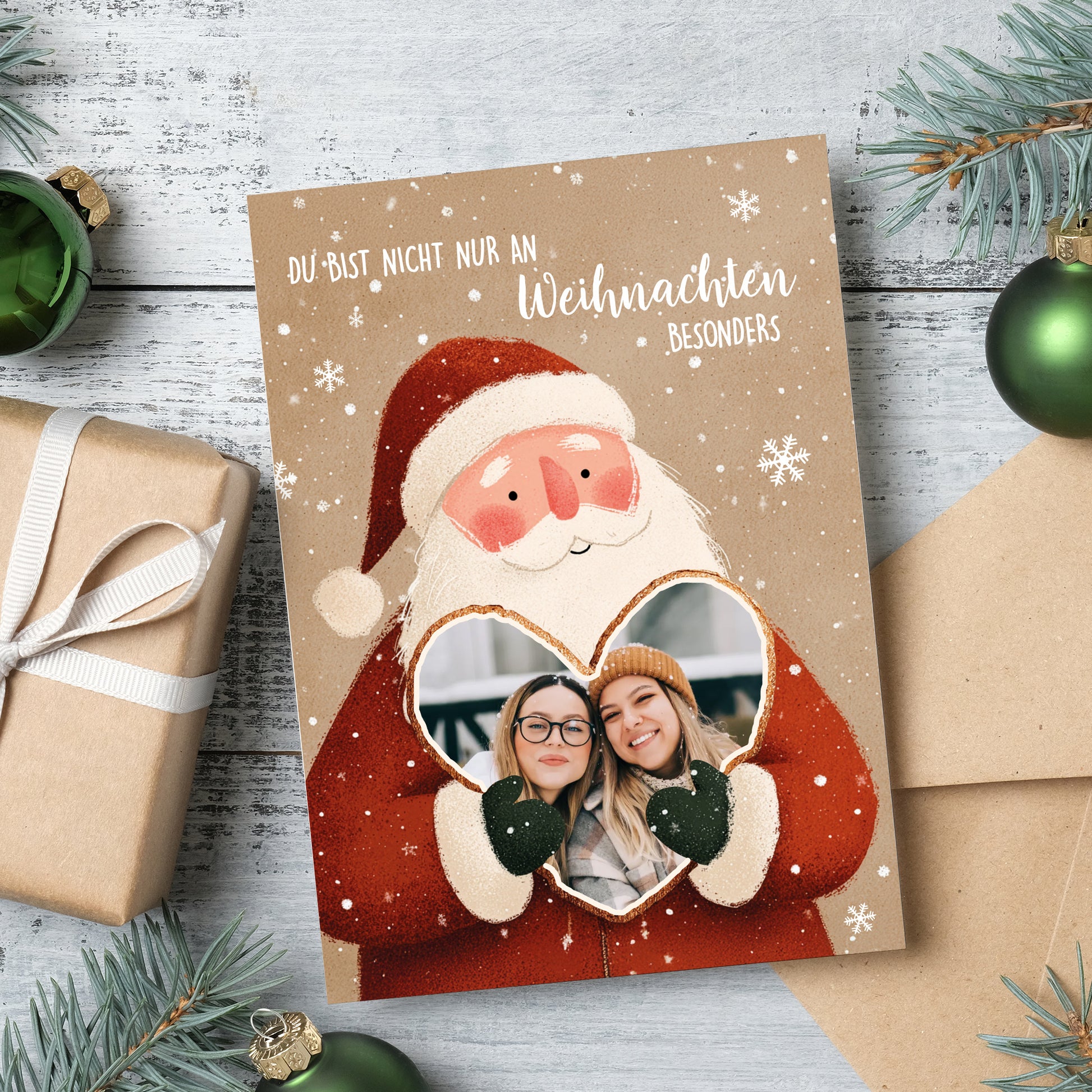 Personalisierbare Weihnachtskarte mit Weihnachtsmann und Herzfenster – Foto im Herzbereich integriert.