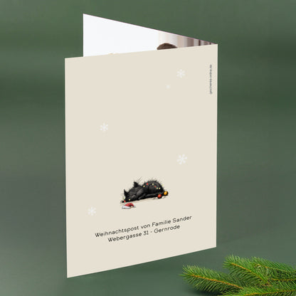 Rückseite einer personalisierten Weihnachtskarte mit schlafender Katze und individuellem Textfeld für Adresse oder Grüße.