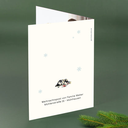 Klappkarte zur Weihnachtspost mit niedlichem Hundemotiv und personalisiertem Text auf der Rückseite.