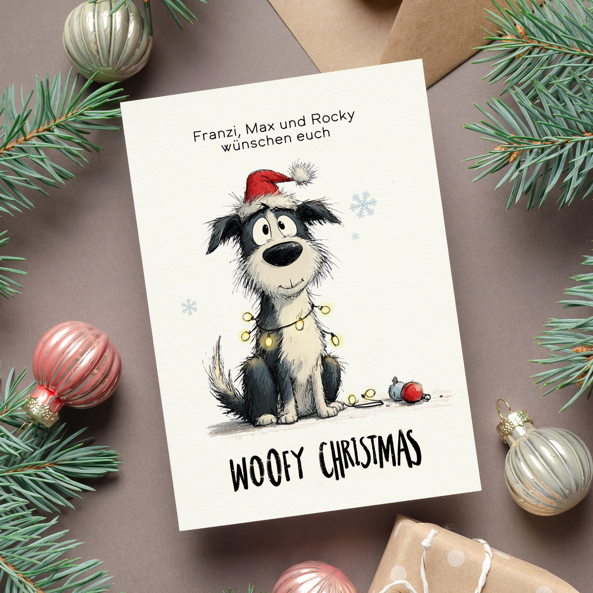 Weihnachtskarte mit Hund im Nikolaushut und Lichterkette – Vorderseite mit personalisierbarem Text.