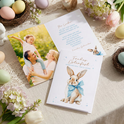 Personalisierte Oster Klappkarte mit Hasenmotiv und blauer Schleife sowie individuell gestaltbarem Ostergruß