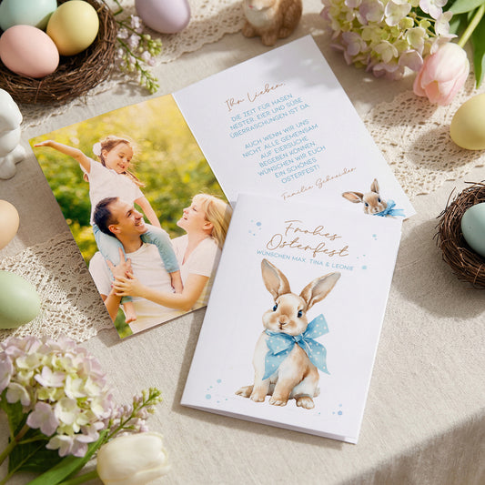 Personalisierte Oster Klappkarte mit Hasenmotiv und blauer Schleife sowie individuell gestaltbarem Ostergruß