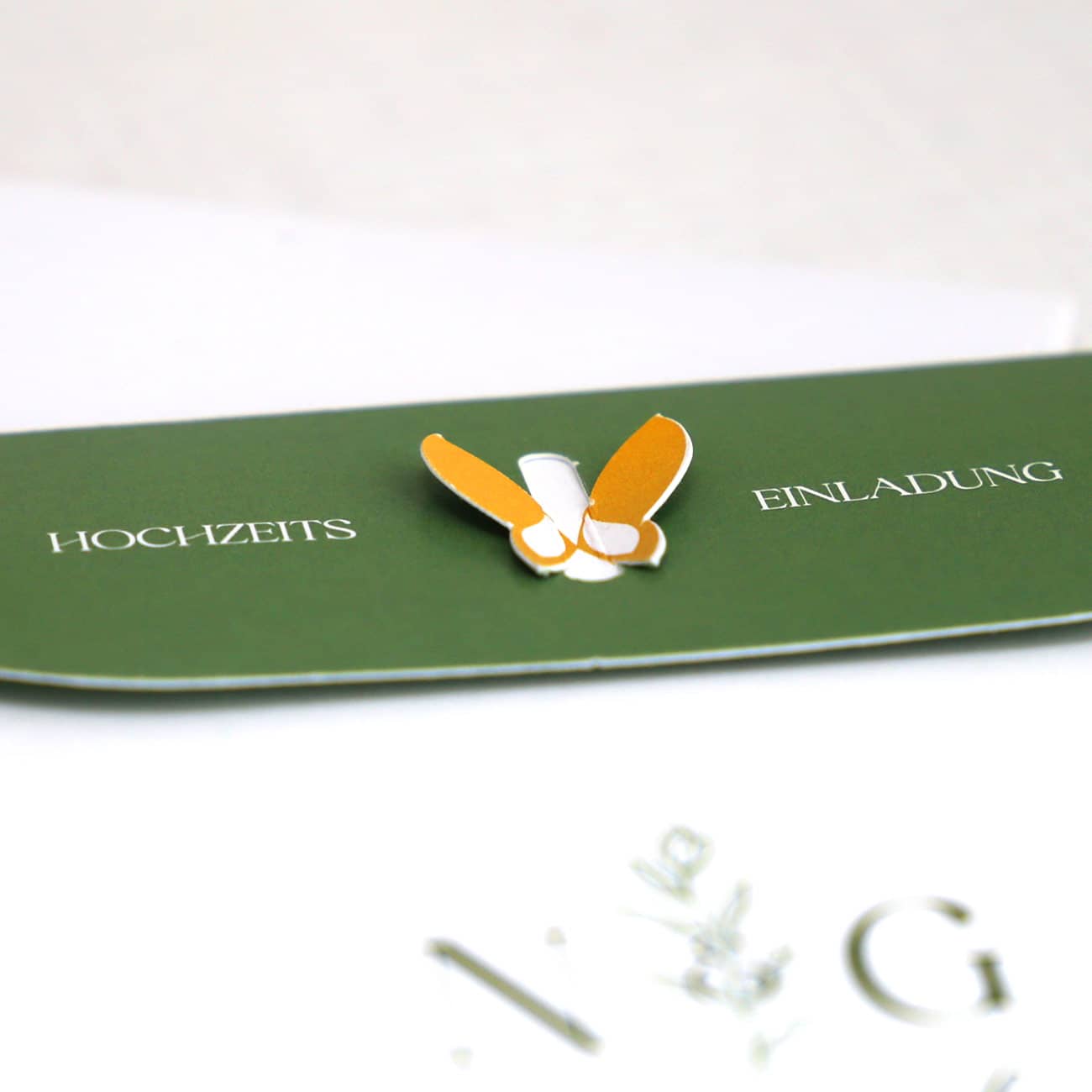 Einladungskarte zur Hochzeit mit Schmetterlingsverschluss - Detailansicht