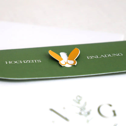 Einladungskarte zur Hochzeit mit Schmetterlingsverschluss - Detailansicht