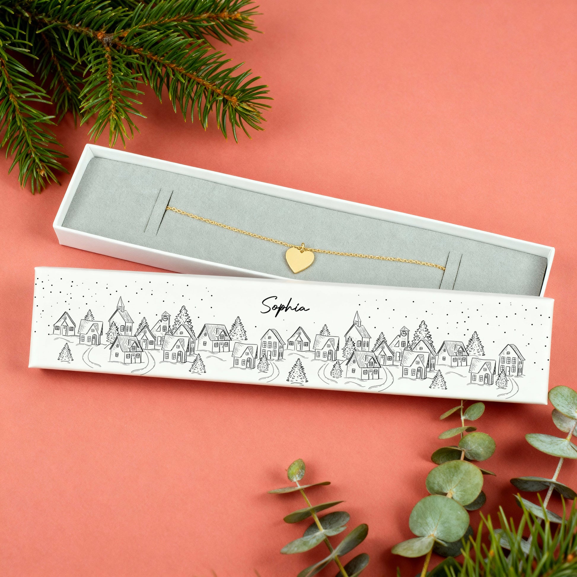 Schmuckverpackung mit Winterlandschaft und personalisiertem Namen, geöffnet mit Armband