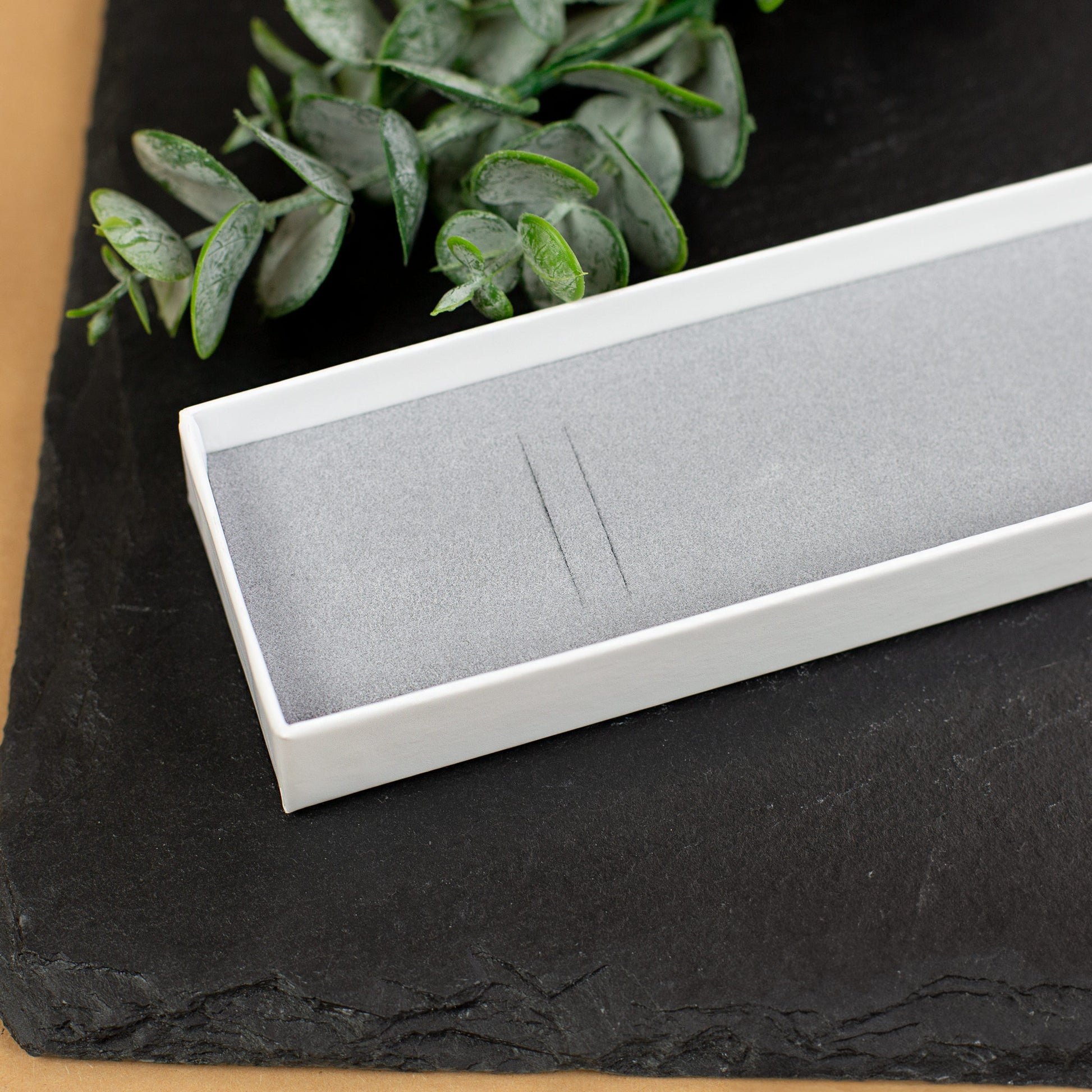 Detailaufnahme der grauen Schaumstoffeinlage der Schmuckverpackung