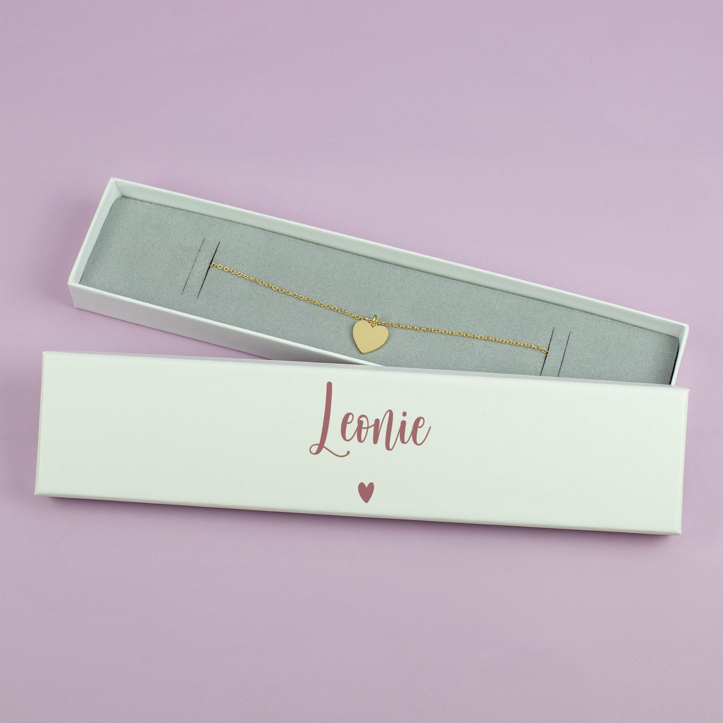 Schmuckverpackung in Weiß mit Name „Leonie“ und Herzsymbol in Rosa