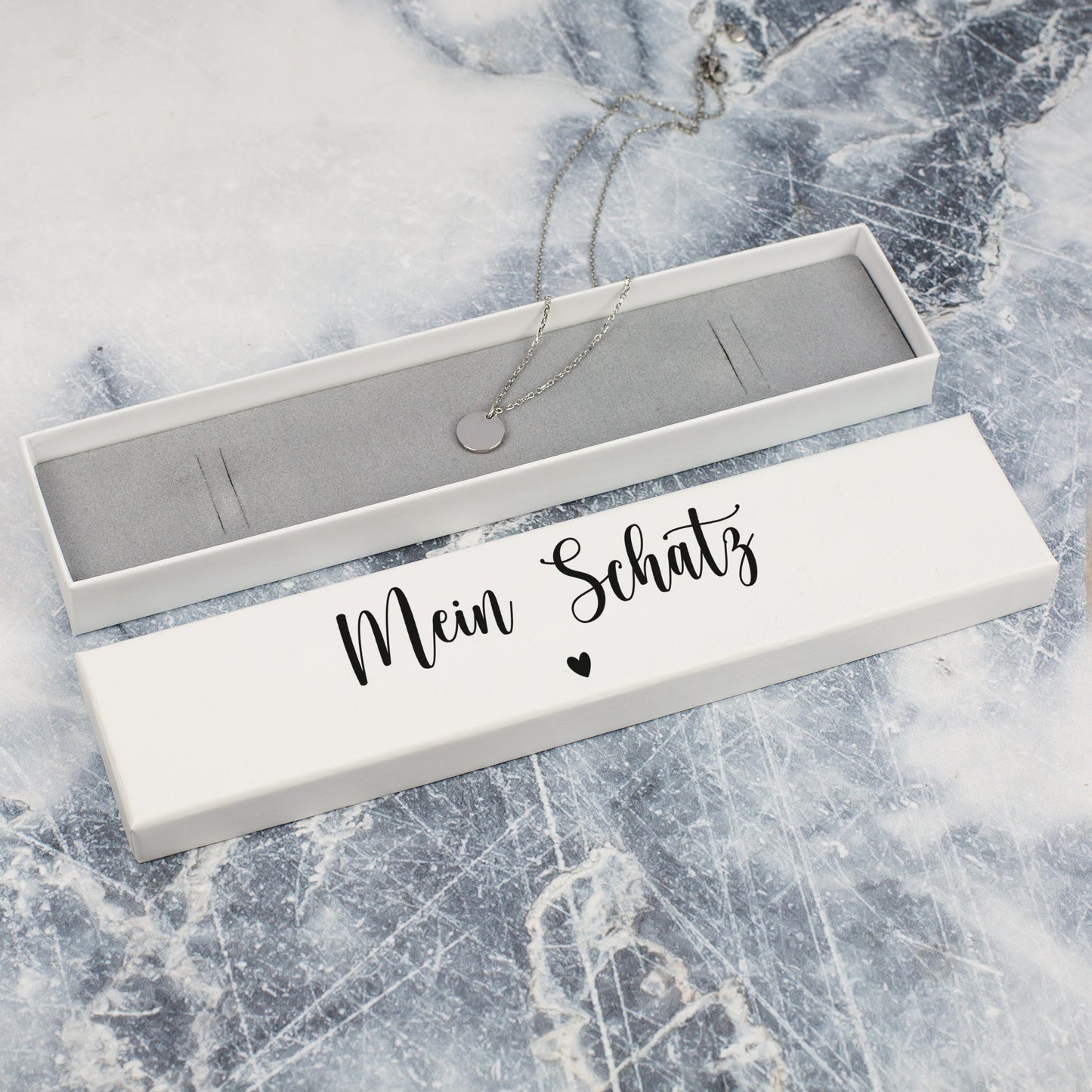 Weiß bedruckte Schmuckbox mit Aufdruck „Mein Schatz“ und kleinem Herzsymbol