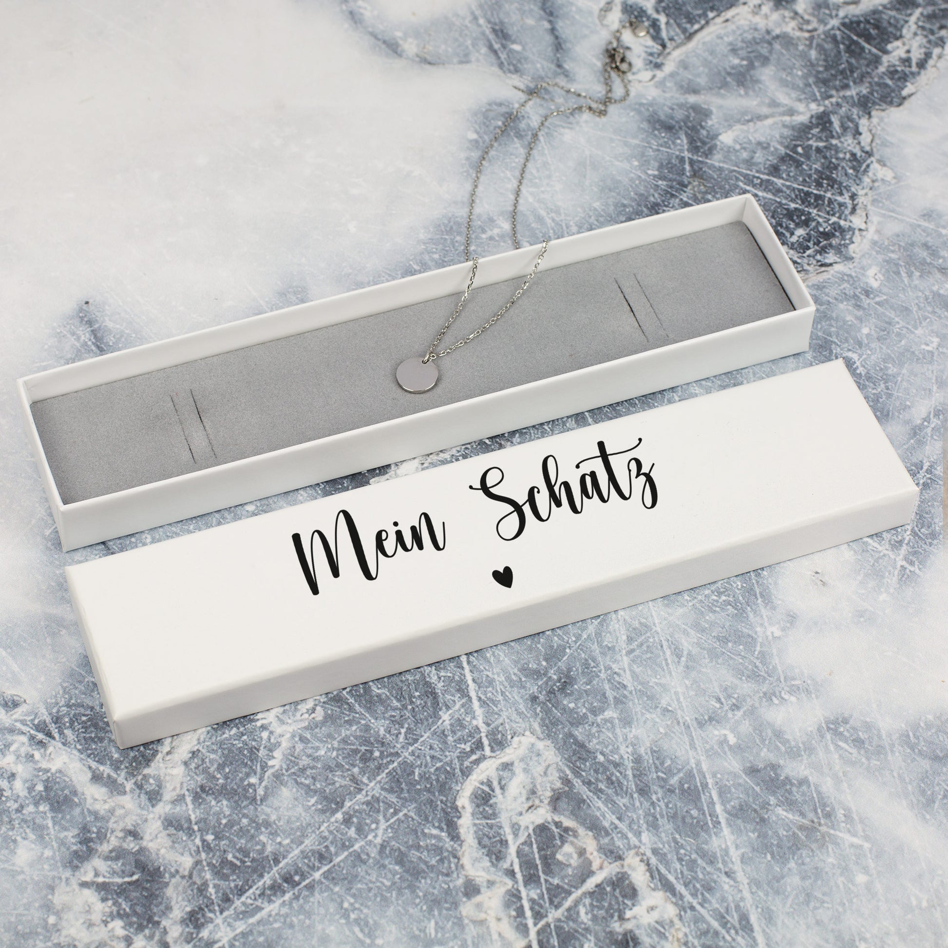 Weiß bedruckte Schmuckbox mit Aufdruck „Mein Schatz“ und kleinem Herzsymbol