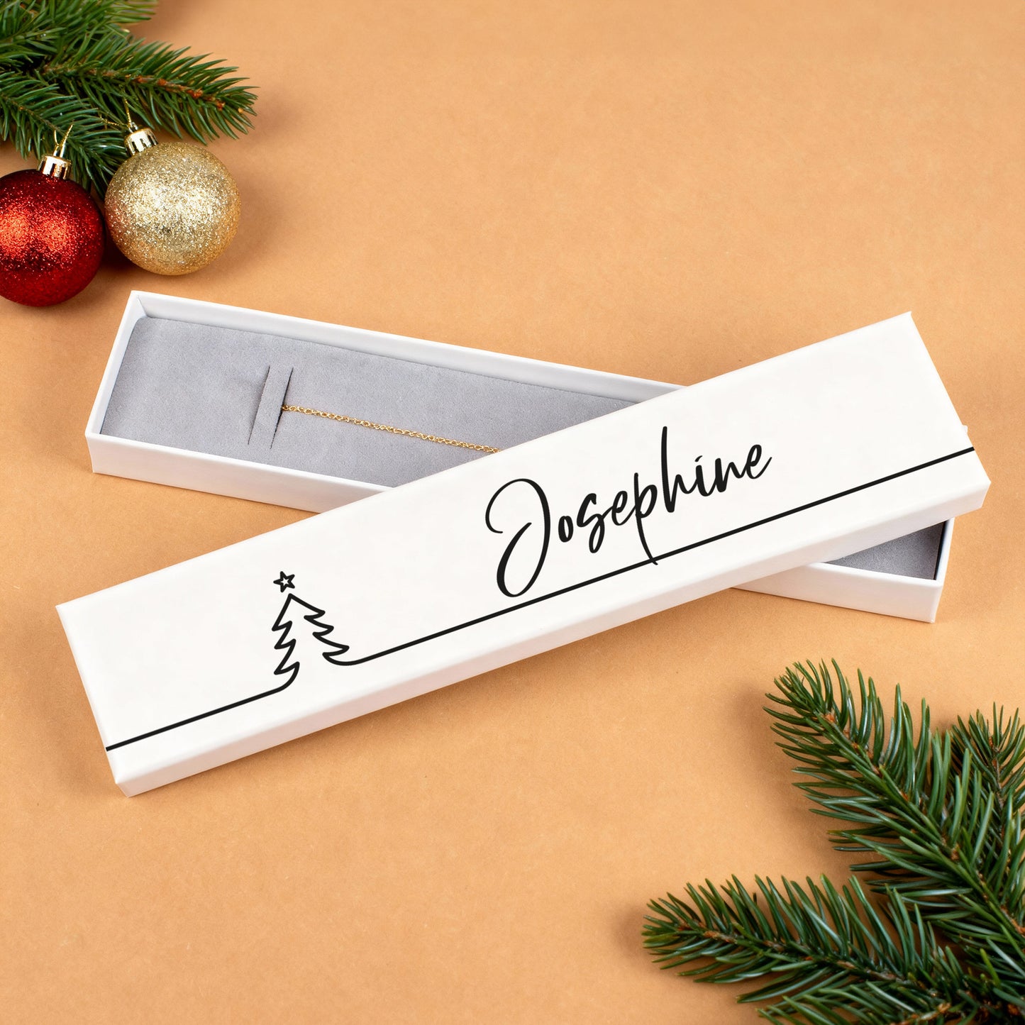 Schmuckverpackung Weihnachten Line-Art mit personalisiertem Namen Josephine, geöffnet mit Armband