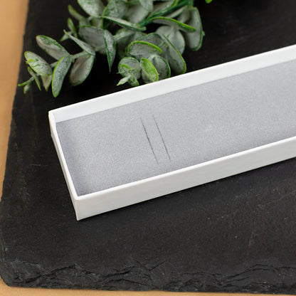 Innenansicht Schmuckverpackung mit grauem Schaumstoff auf dunklem Untergrund