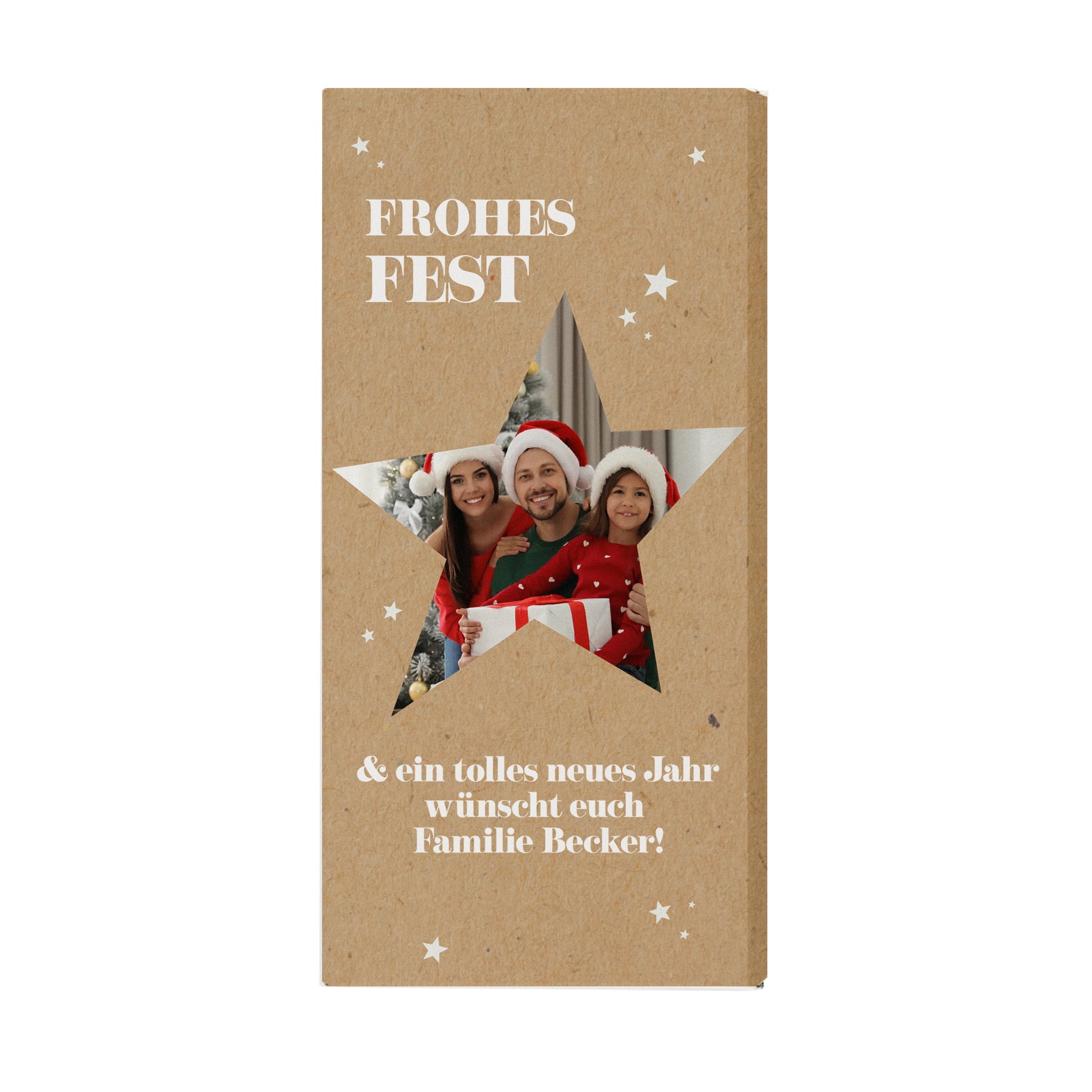 Frontansicht der personalisierten Schokolade im Sternmotiv mit Foto einer Familie. Aufdruck „Frohes Fest“ und Wunschtext. Naturbrauner Hintergrund mit weißen Sternen – festlich und schlicht zugleich.