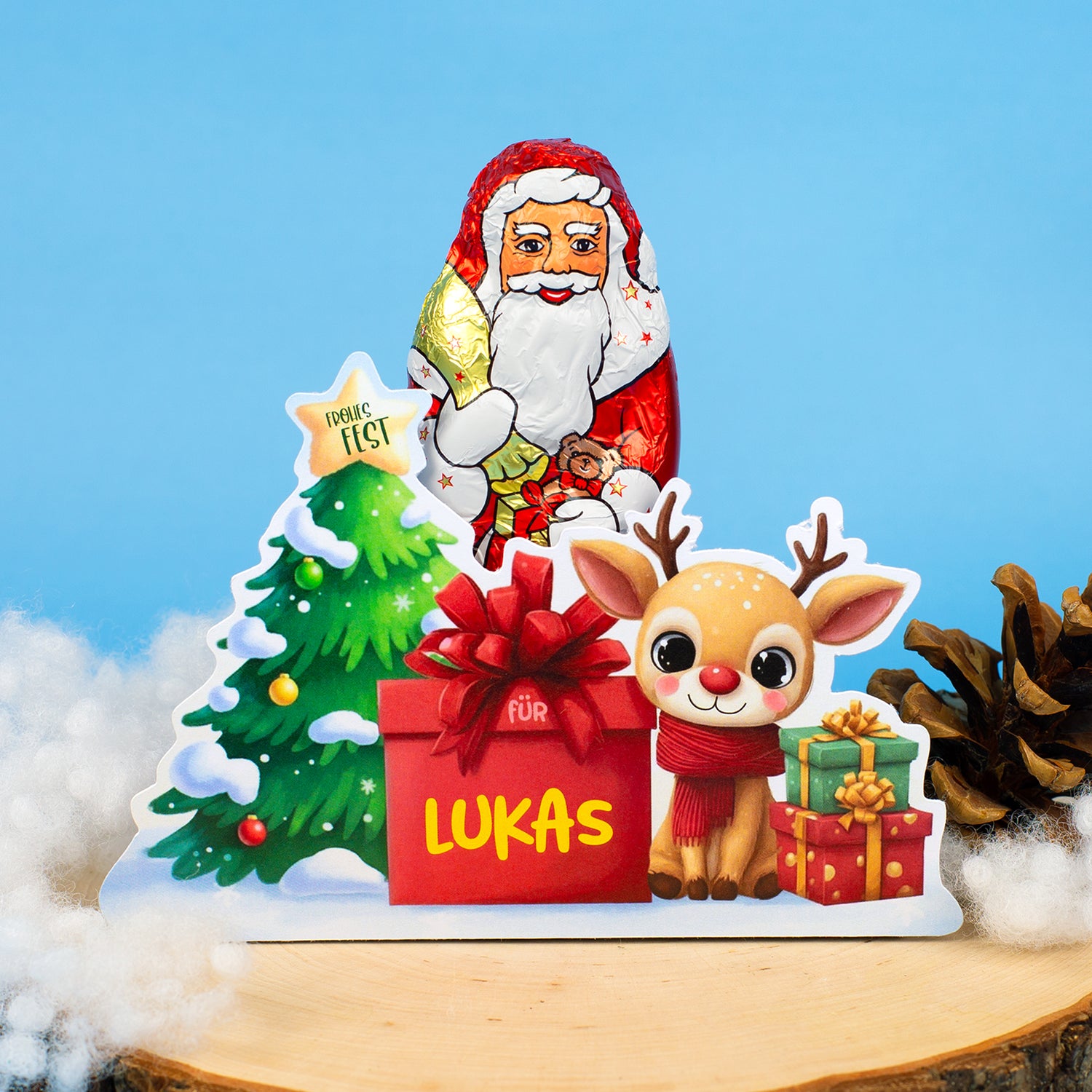 Personalisierte Weihnachtsverpackung mit Lindt Weihnachtsmann und Name „Lukas“ auf Holzunterlage dekoriert