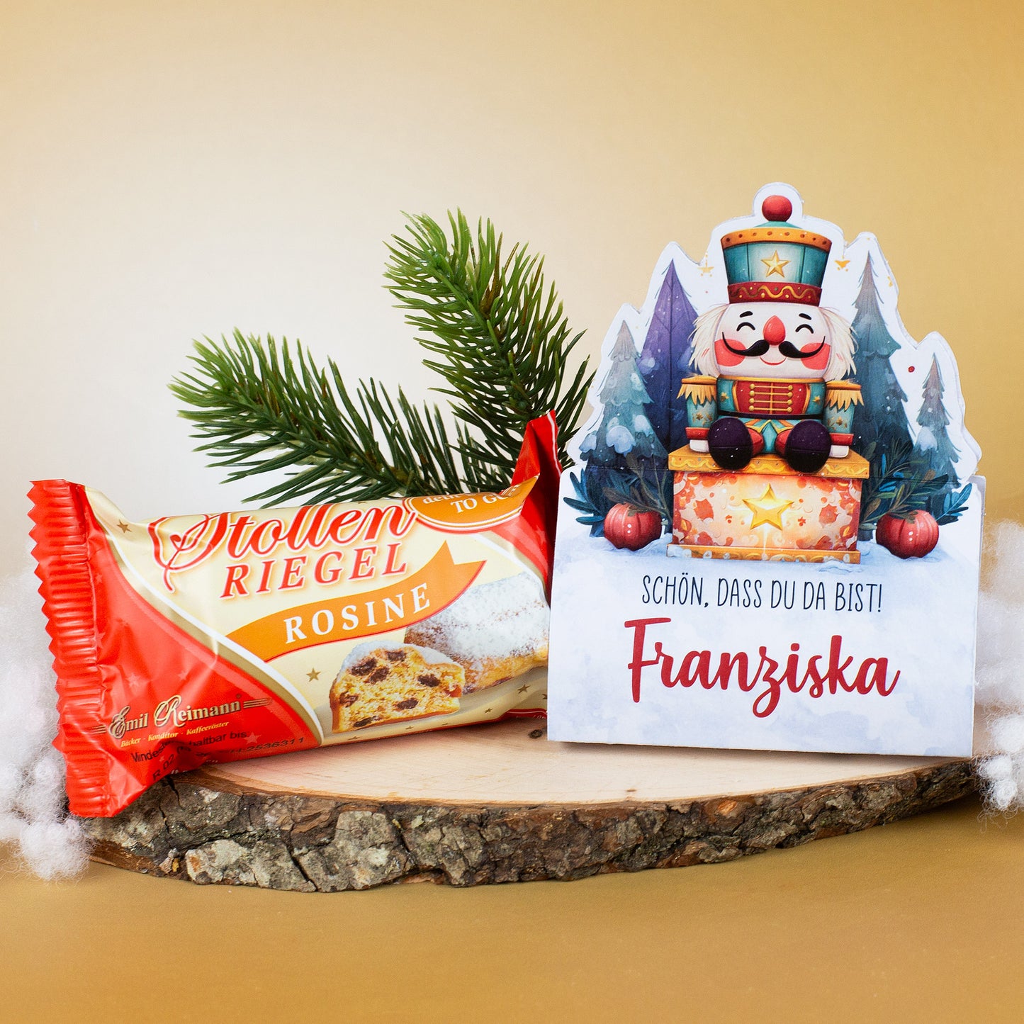Nussknacker-Stollenverpackung „Franziska“ mit Stollenriegel und Tannenzweig auf Holzplatte