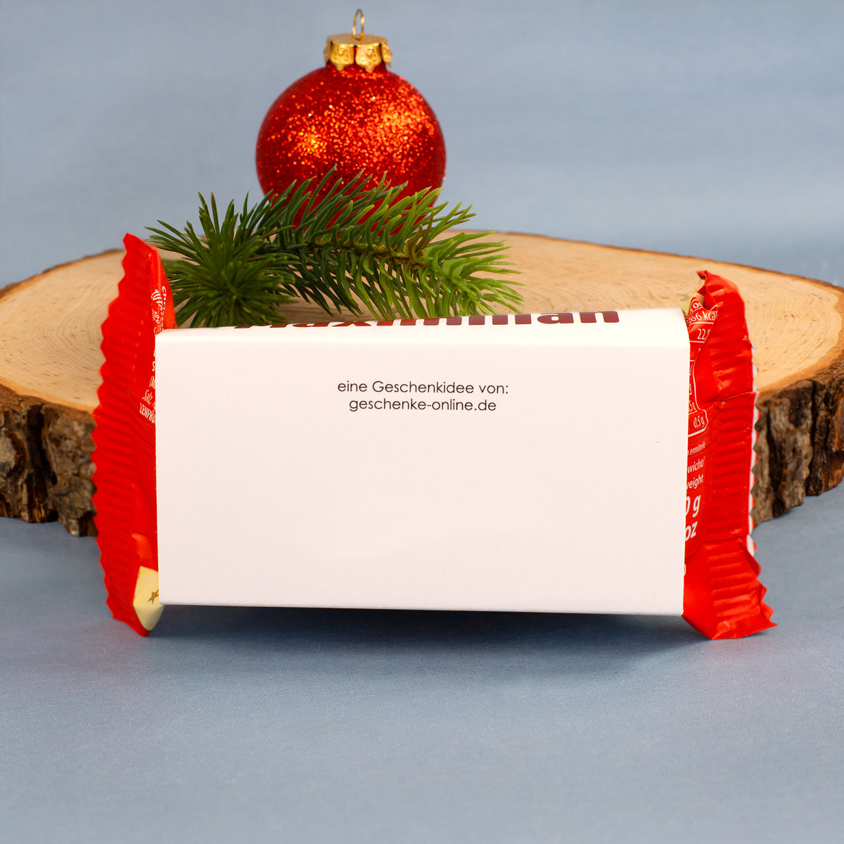 Rückseite der Geschenkverpackung für den Mini-Stollen mit seitlich sichtbarer roter Stollenverpackung