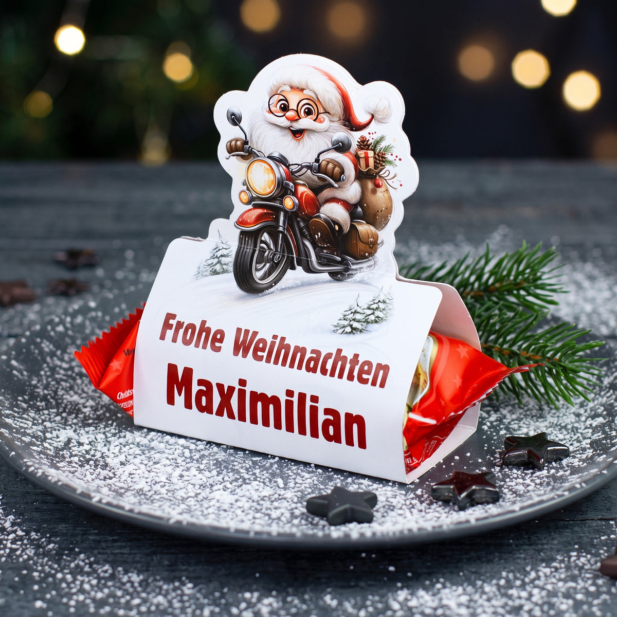 Mini-Stollen „Frohe Weihnachten Maximilian“ auf weihnachtlich dekoriertem Teller mit Tannenzweig und Sternen