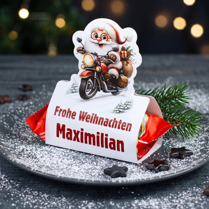 Mini-Stollen „Frohe Weihnachten Maximilian“ auf weihnachtlich dekoriertem Teller mit Tannenzweig und Sternen
