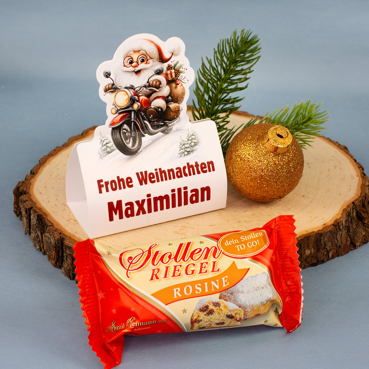 Personalisierte Mini-Stollen-Geschenkverpackung „Frohe Weihnachten Maximilian“ neben 80 g Stollenriegel Rosine