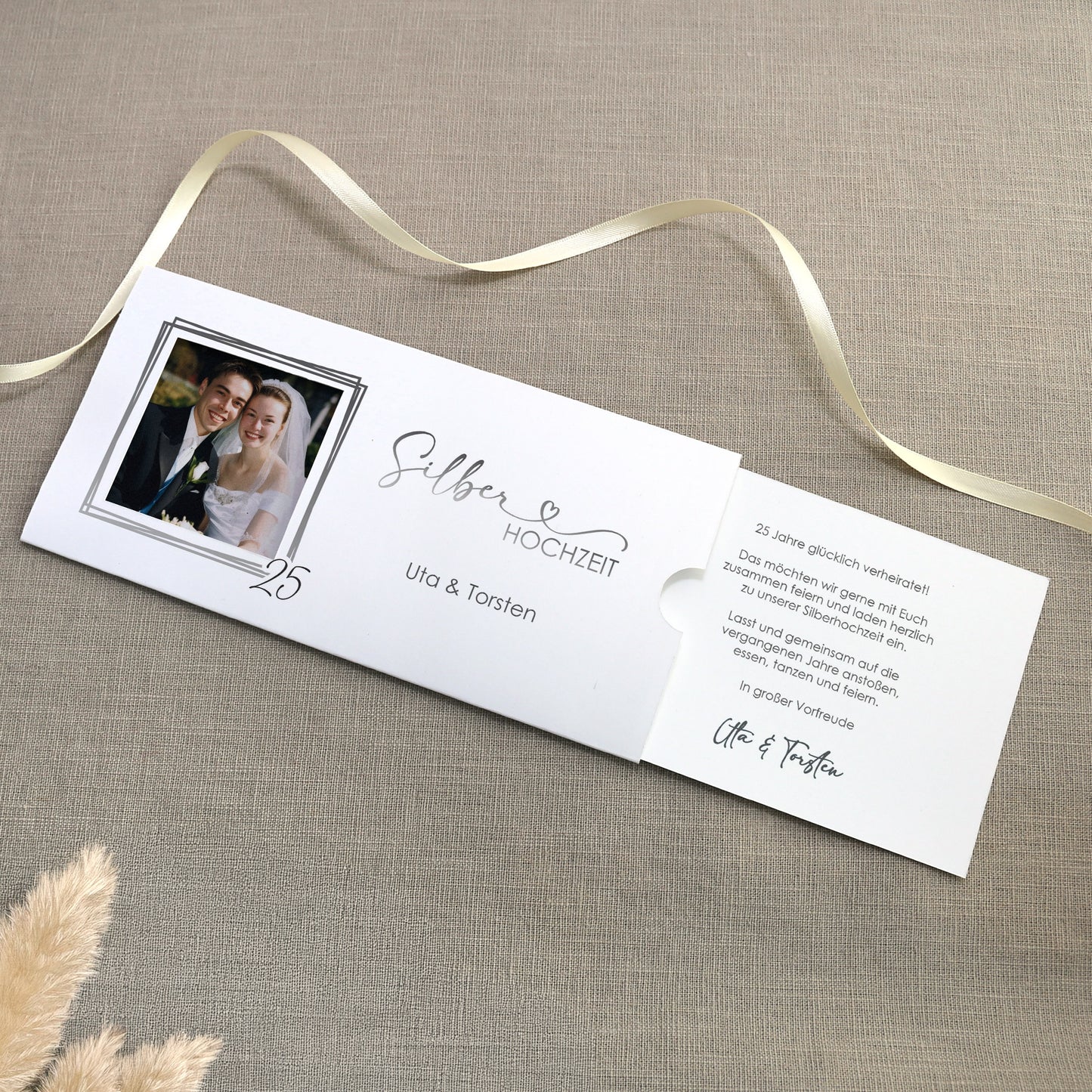 Hochzeitseinladung - Ziehkarte mit zwei Fotos zur Silberhochzeit mit Wunschdaten