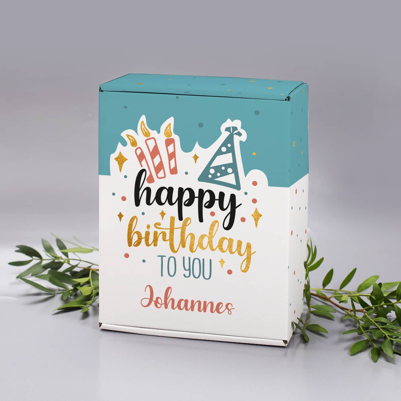Handliche Box für Geburtstagsgeschenke mit Ihrem Wunschnamen bedruckt