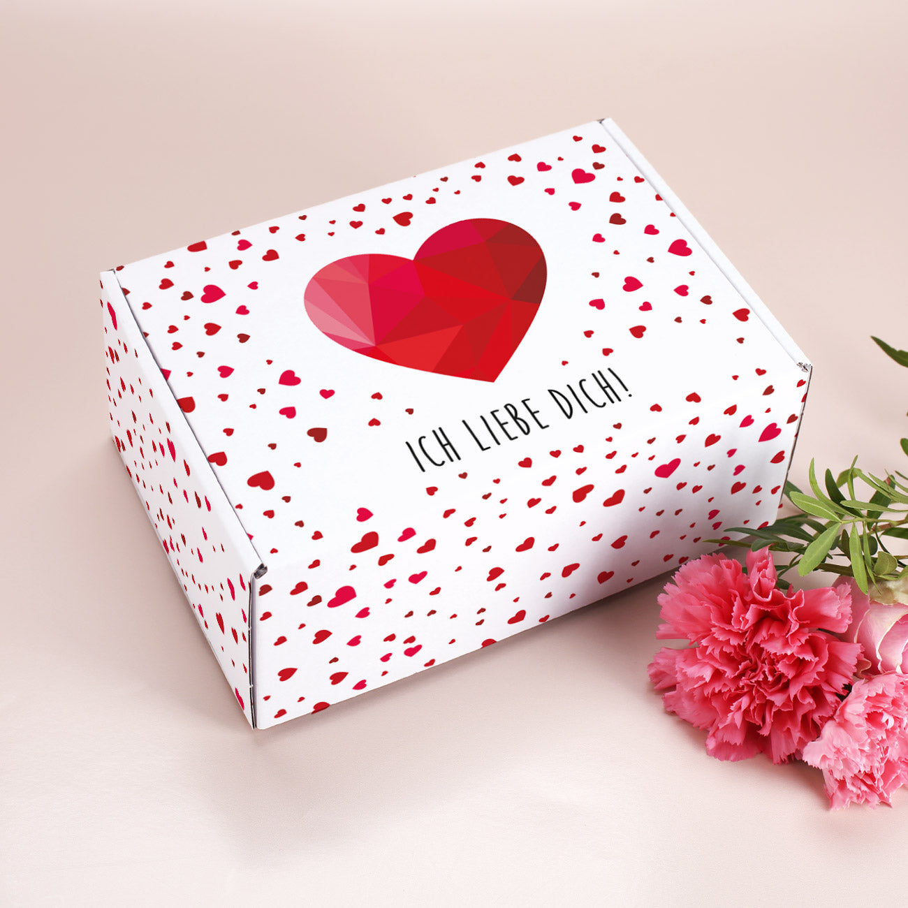 Kleine Geschenkbox mit Herzen und Wunschtext zum Valentinstag