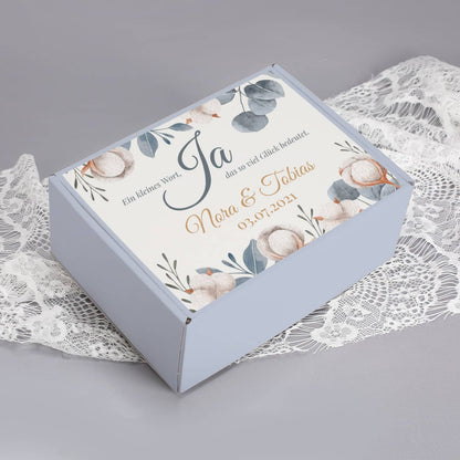 Kleine Pappbox umlaufend bedruckt zur Hochzeit mit Namen und Datum