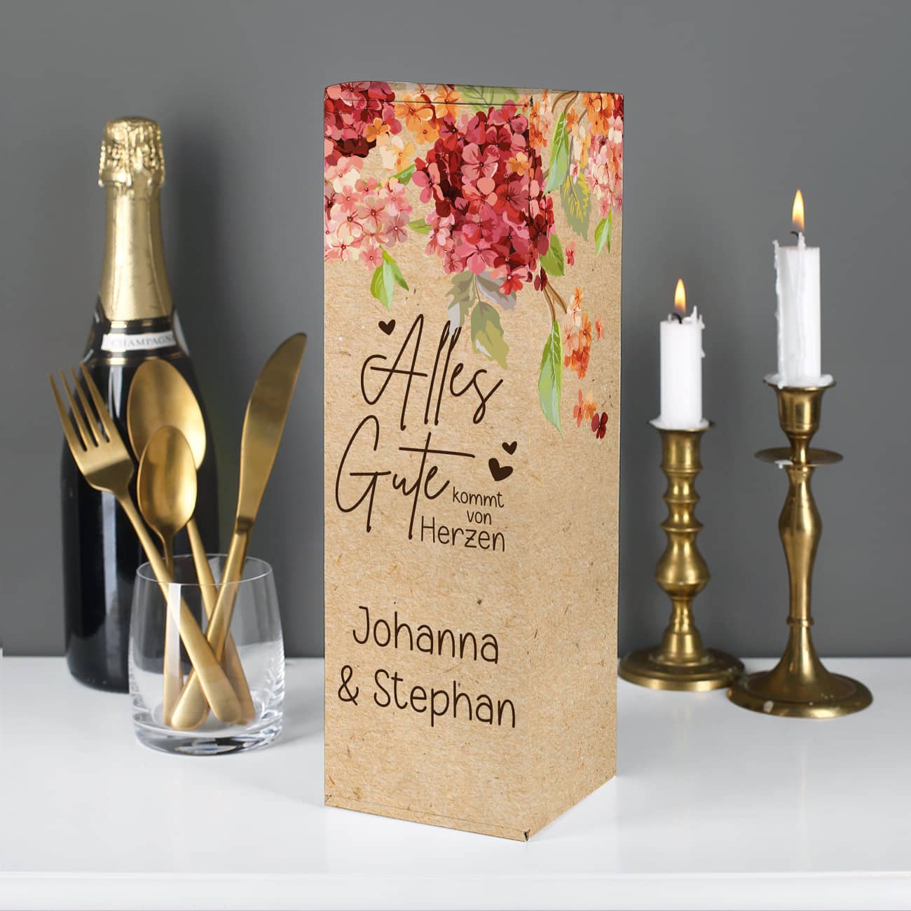 Tolle Geschenkbox für Flaschen mit Hortensienblüten und Craft-Paper-Effekt gestaltet