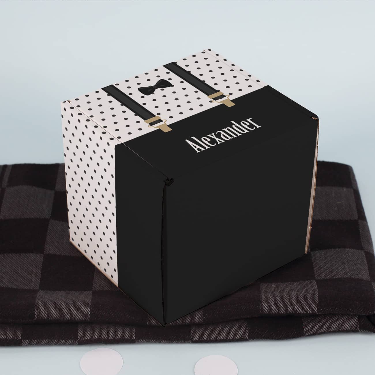 Bedruckte Geschenkschachtel mit Hosenträgern und Fliege