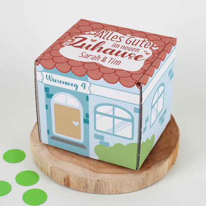 Geschenkbox im Haus-Design mit Haustür, Wunschtext auf dem Dach und personalisierten Namen – geschlossen dargestellt.