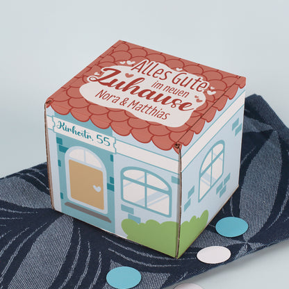 Vorderseite der Geschenkbox mit kleiner Tür und darüber gedruckter Adresse – als personalisiertes Element.