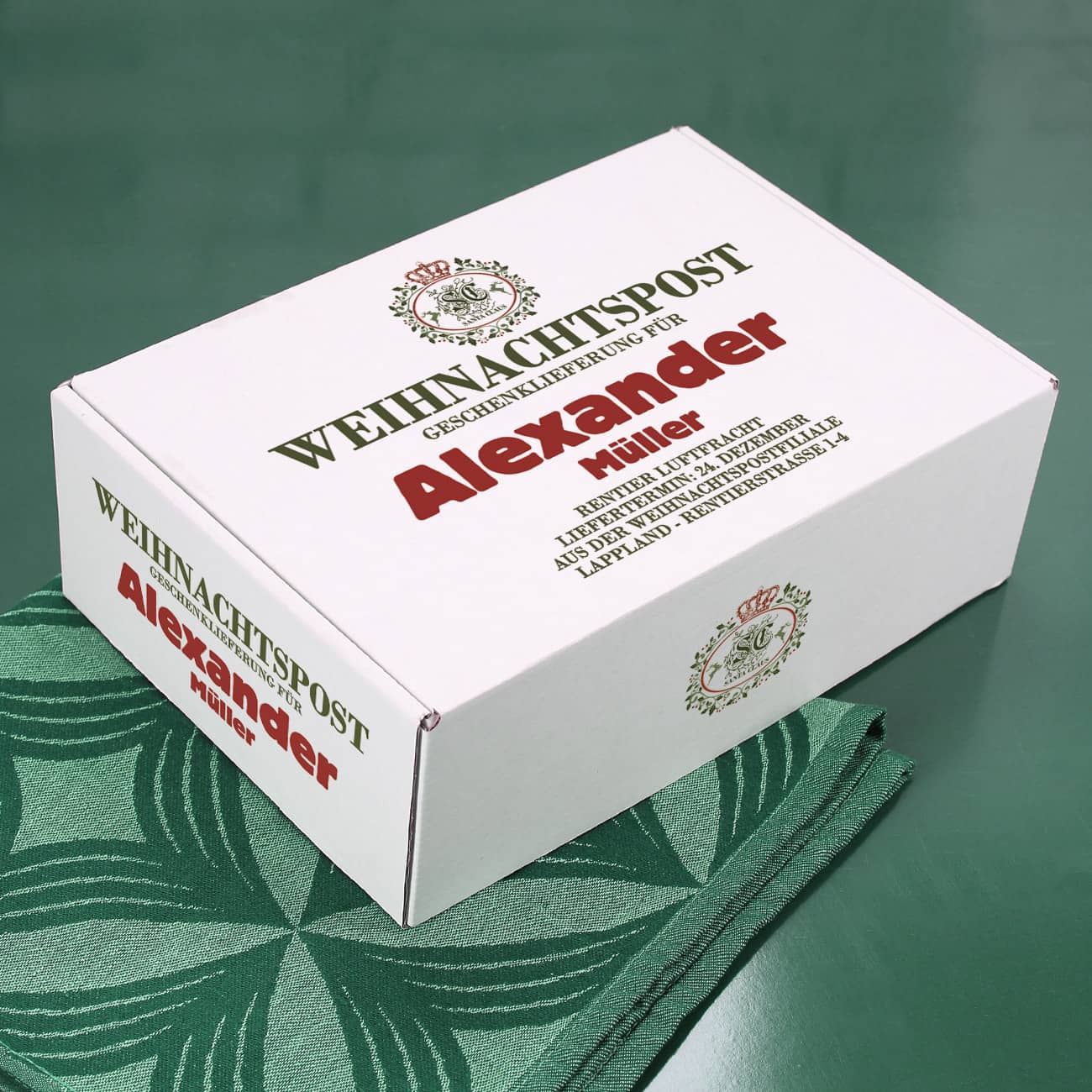 Geschenkkarton aus der Weihnachtspost-Filiale mit Name bedruckt