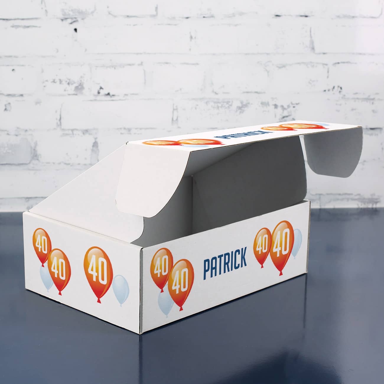 Geschenkverpackung mit Name und Alter zum Geburtstag