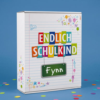 XL Pappbox bedruckt mit dem bunten Schriftzug "Endlich Schulkind" und Wunschnamen
