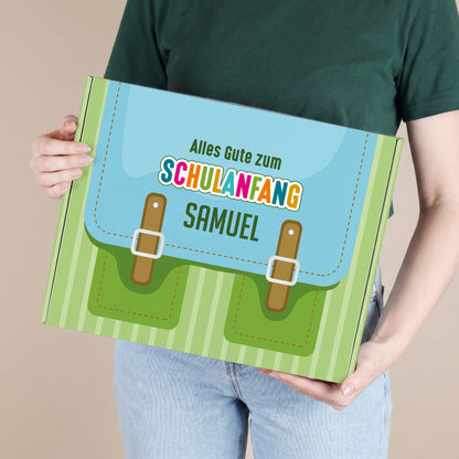 Große personalisierte Geschenkbox zur Einschulung in Grün mit Schulranzen-Design und Wunschname