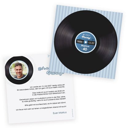 Einladungskarte mit rotem Schallplatten-Label für 75 Geburtstag und Umschlag auf Tisch dekoriert