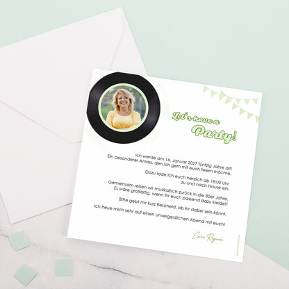 Quadratische Einladungskarte Geburtstag mit Schallplatte und personalisierten Details in verschiedenen Farben
