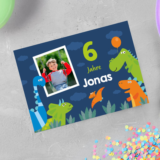Einladungskarte zum Kindergeburtstag mit Dinosaurier-Motiv und Foto