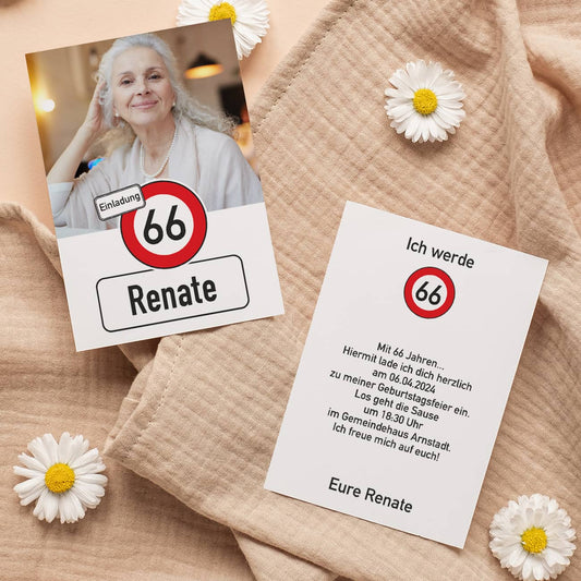 Geburtstagseinladung mit Ihrem Foto und Alter im Verkehrszeichen