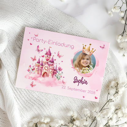 Einladungskarte zum Kindergeburtstag mit Wunschdaten, Prinzessinnen-Motiv und Schloss