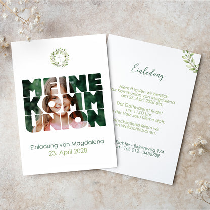 Personalisierte Einladungskarte zur Konfirmation mit Wunschfoto. Modernes Design mit in den Schriftzug integrierter Bildgestaltung. Rückseite mit Einladungstext und Eukalyptus-Details, hochwertig gedruckt auf Feinstpapier.