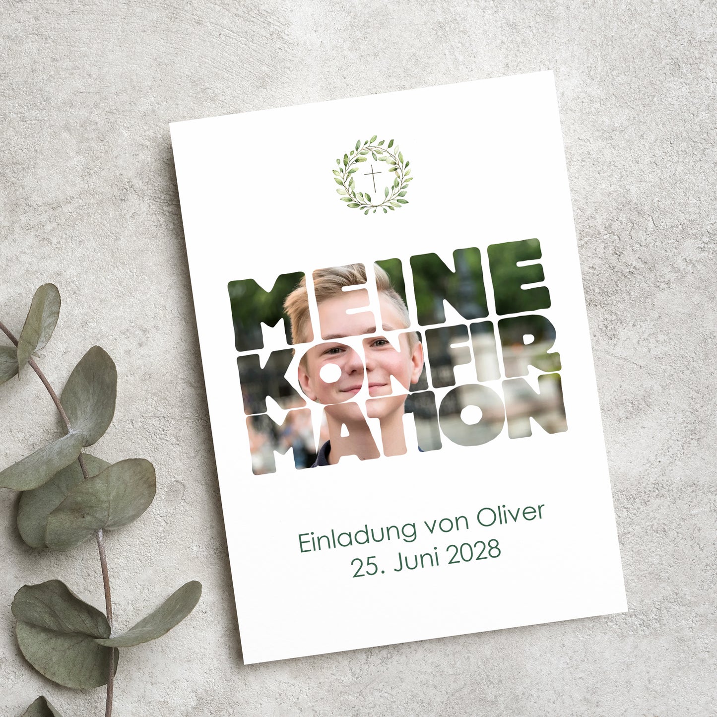 Moderne Einladungskarte zur Konfirmation mit individuellem Foto. Der Schriftzug 'Meine Konfirmation' ist mit einem Wunschbild gefüllt. Elegantes Design mit christlichem Symbol und personalisiertem Einladungstext auf hochwertigem Feinstpapier.
