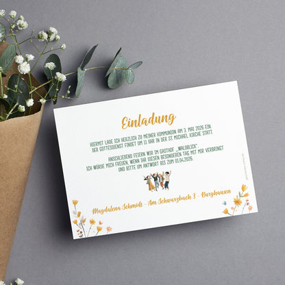 Rückseite Einladungskarte Kommunion mit Text – Blumenmotiv unten und kleiner Kindergruppe in der Mitte