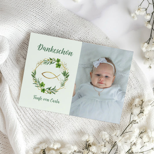 Personalisierte Dankeskarte zur Taufe mit Babyfoto und Name, Ichthys Fisch im Blätterkranz im neutralen Design