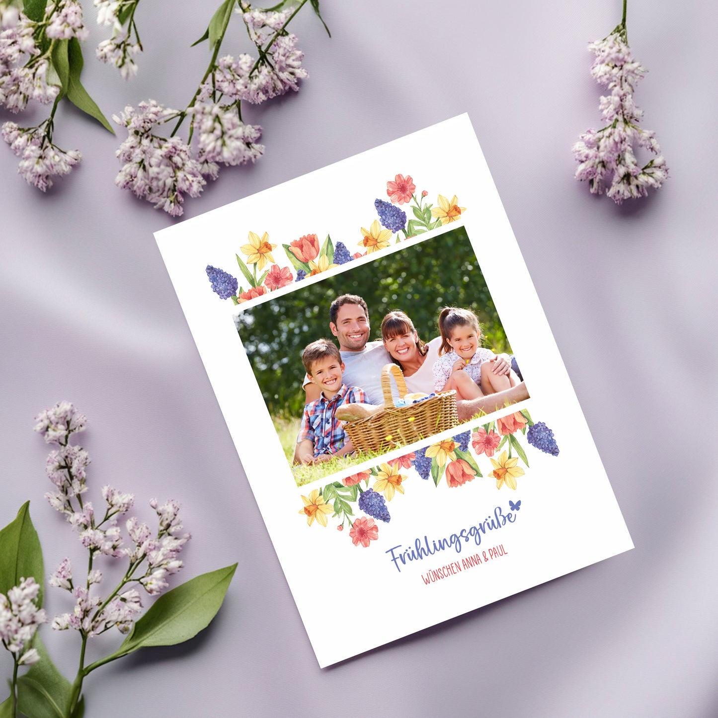 Personalisierte Osterkarte mit Foto und buntem Blumenmotiv auf lila Hintergrund dekoriert