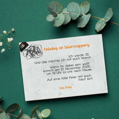 Personalisierte Einladung zur Geburtstagsfeier im Vintage Kassettendesign mit Umschlag