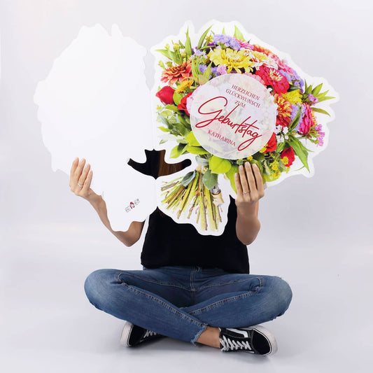 XXL Geburtstagskarte bedruckt mit Blumenstrauß, Schriftzug "Herzlichen Glückwunsch zum Geburtstag" und Namen