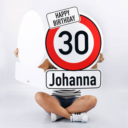 grosse Geburtstagskarte Verkehrszeichen zum zusammenklappen bedruckt mit Alter und Name und den Worten Happy Birthday