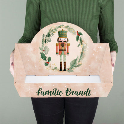 Geschenkkorb mit Nussknacker-Motiv und Wunschname, von Person gehalten