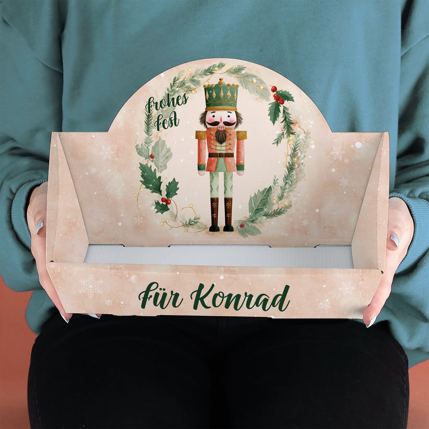 Präsentkorb mit Nussknacker-Design und Namen auf der Vorderseite