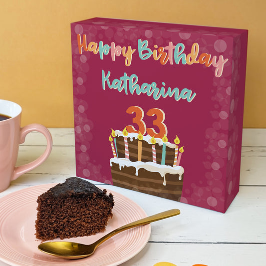 Geburtstagskuchen mit Aufdruck "Happy Birthday", personalisiert mit Name und Alter